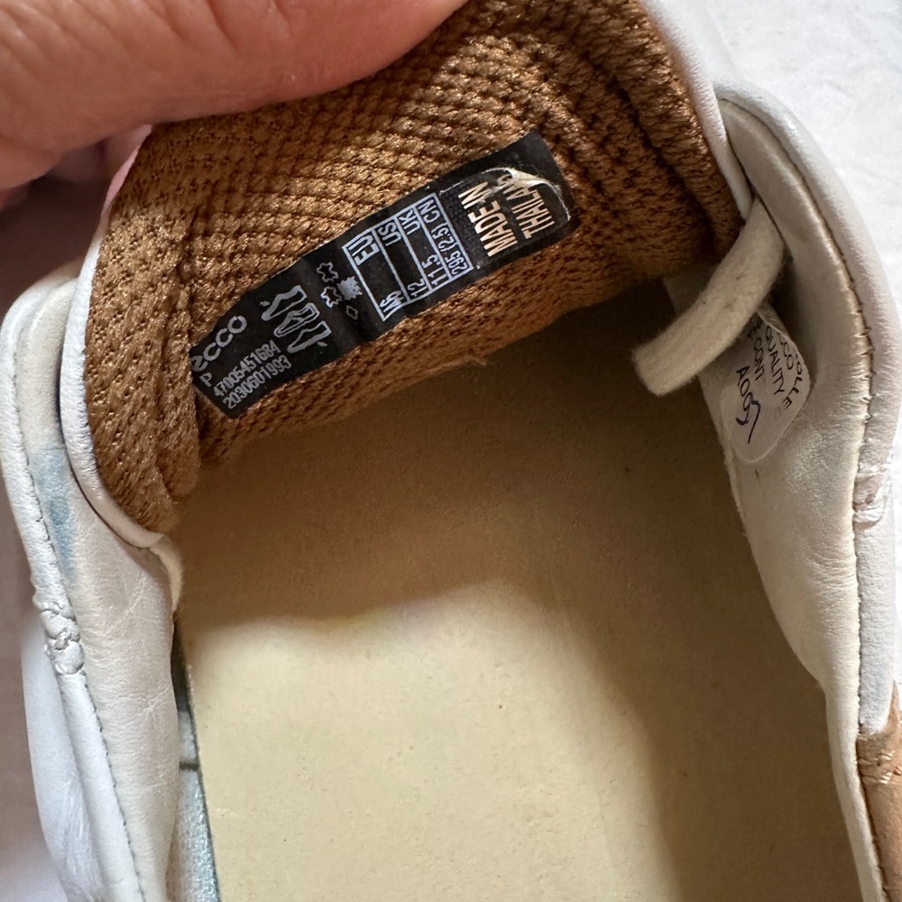 Ecco Cream Sneakers with Textured Leather and Lace-Up Design - Picture 3 of 4